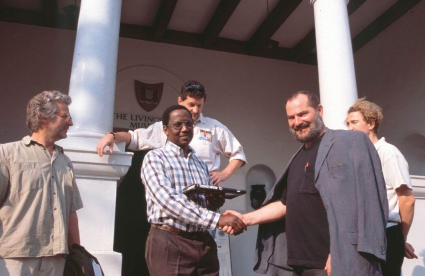 Entrance Livingstone Museum (presenting the Makonde book to the curator), 1998